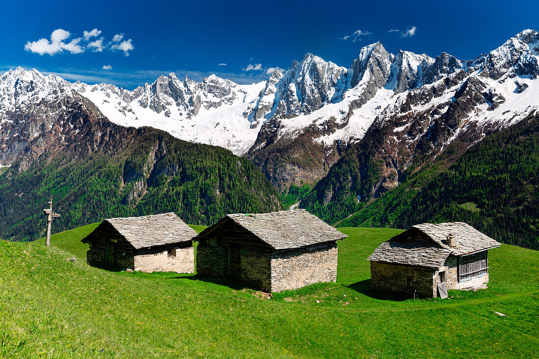 Hütten auf der Alp Tombal, Soglio, Val Bregaglia, Kanton Graubünden, Schweiz, Westeuropa