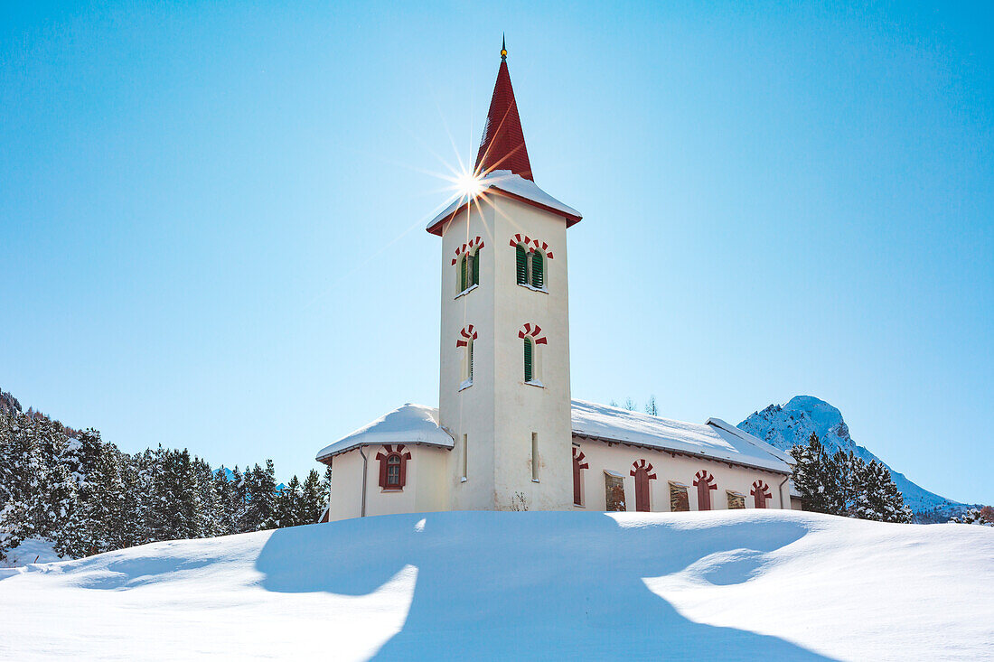 Chiesa Bianca von Maloja in Engadin im Winter, Kanton Graubünden, Schweiz, Westeuropa
