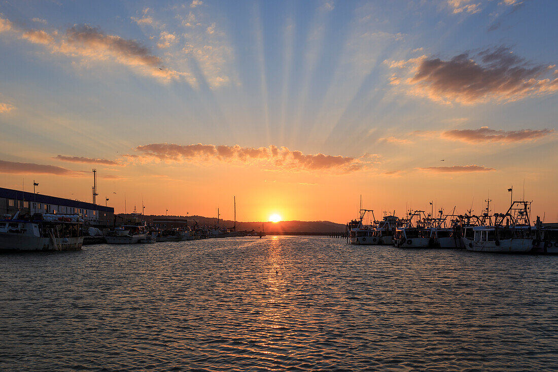 Hafen von Fano bei Sonnenuntergang, Pesaro, Marken, Italien, Südeuropa