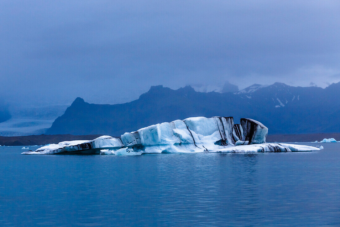 Eisberg am Jokulsarlon, Vatnajokull-Naturpark, Island, Nordeuropa