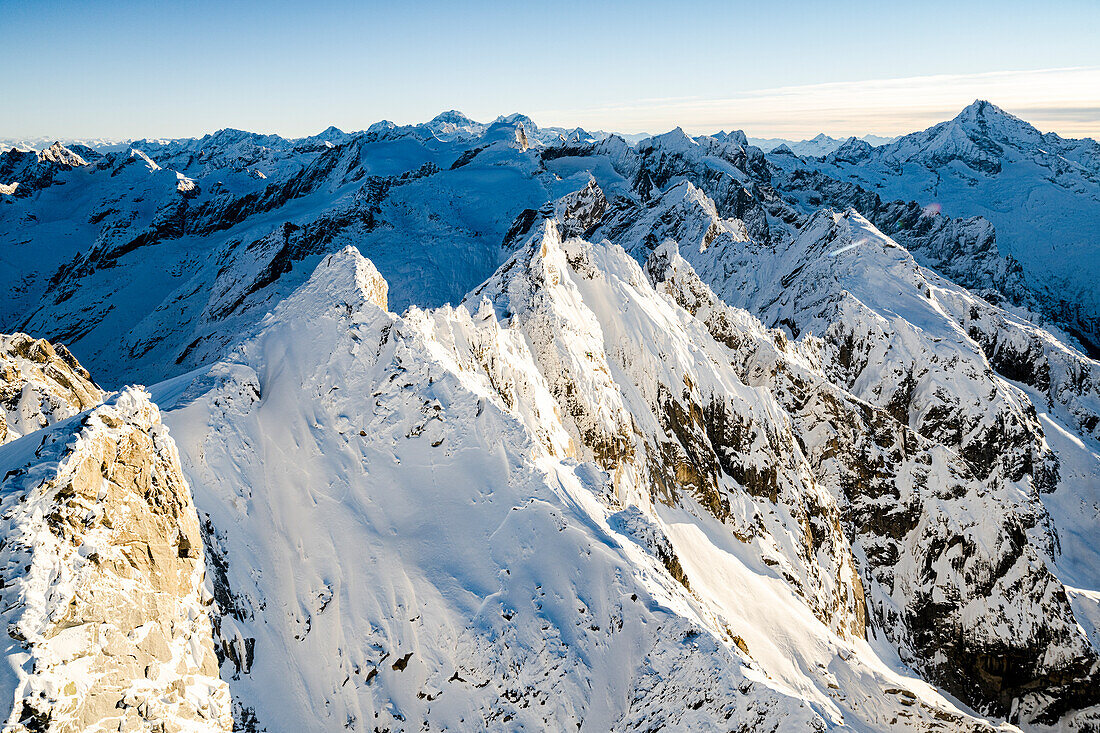 Sonnenaufgang über den Gipfeln der Cime Della Bondasca nach einem Schneefall, Luftaufnahme, Val Bregaglia, Kanton Graubünden, Schweiz