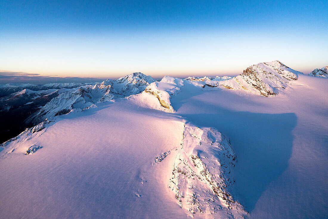 Rosa Sonnenaufgang auf dem schneebedeckten Monte Disgrazia, Sassa Entova, Pizzo Malenco und Scerscen-Gletscher, Valmalenco, Lombardei, Italien