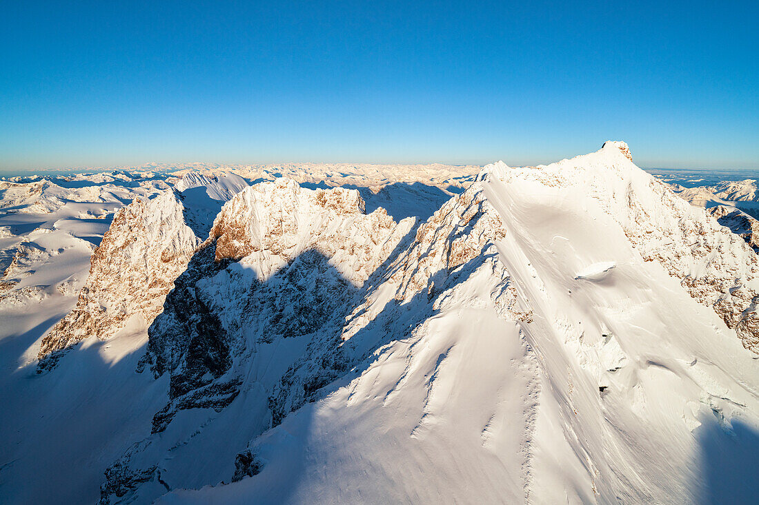 Luftaufnahme der verschneiten Gipfel Piz Bernina, Piz Scerscen und Piz Roseg, Valmalenco, Valtellina, Lombardei, Italien