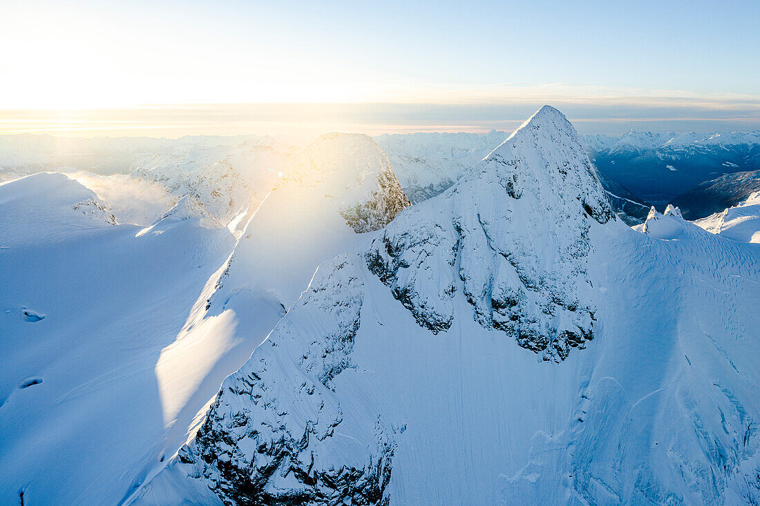 Luftaufnahme der schneebedeckten Gipfel des Punte della Sella in der Morgendämmerung, Valmalenco, Valtellina, Lombardei, Italien