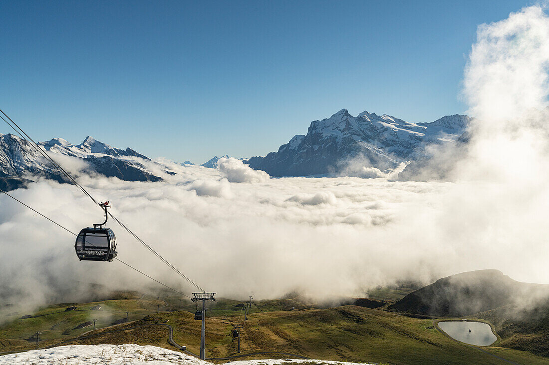 Seilbahn mit nebelverhangenem Wetterhorn im Hintergrund, Grindelwald, Mannlichen, Jungfrau Region, Bern, Schweiz