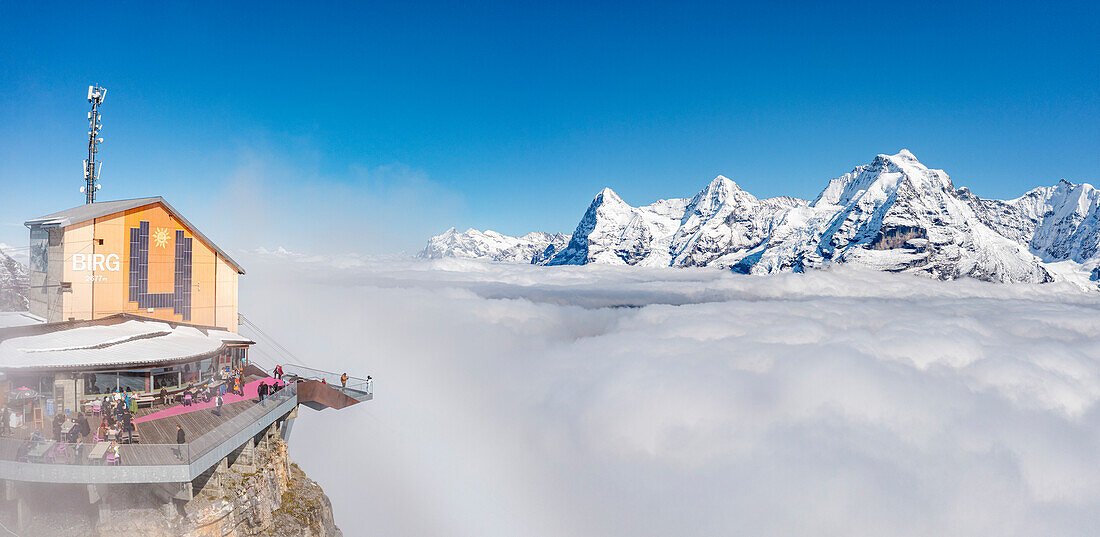 Nebel über Eiger, Mönch und schneebedeckter Jungfrau, Blick von der Seilbahnstation Murren Birg, Jungfrau Region, Bern, Schweiz