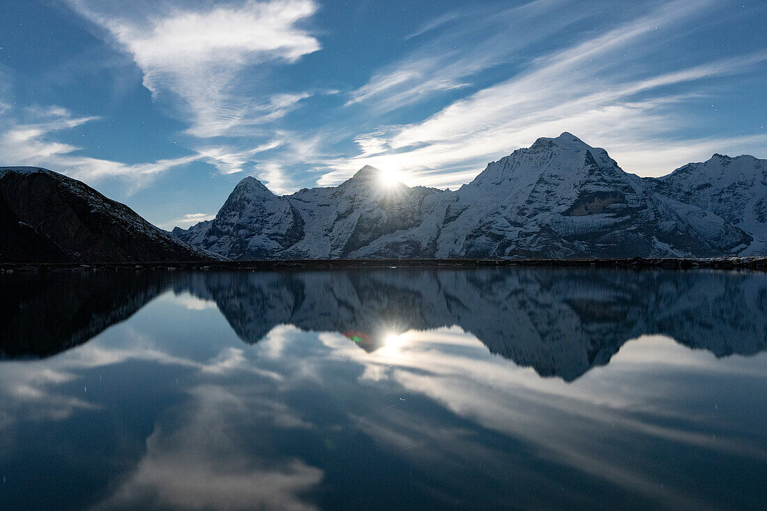 Heller Nachthimmel über den Gipfeln von Eiger, Mönch und Jungfrau, die sich im Engitaler See spiegeln, Murren Birg, Kanton Bern, Schweiz