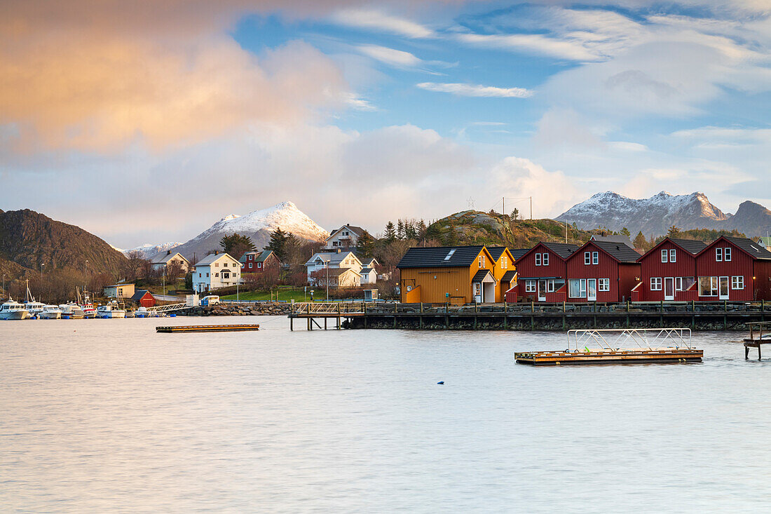 Bunte Häuser im Fischerdorf Ballstad bei Sonnenaufgang, Vestvagoy, Bezirk Nordland, Lofoten, Norwegen