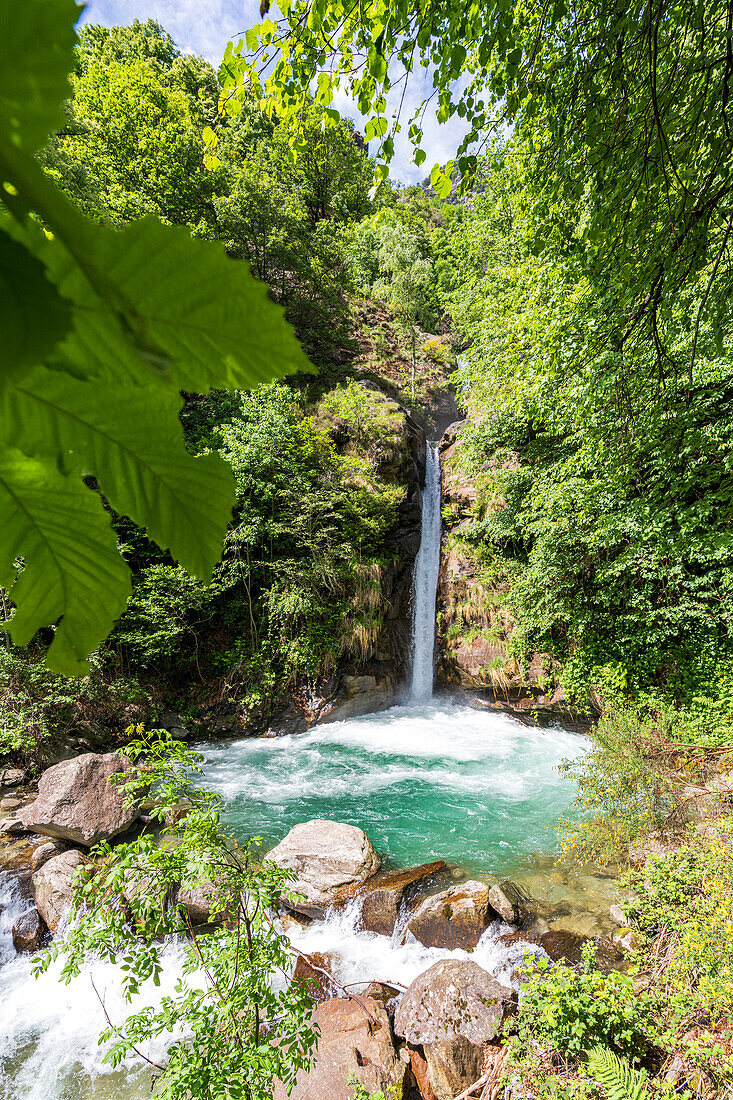 Panoramablick auf den unberührten Acquafraggia-Wasserfall im Sommer, Piuro, Valchiavenna, Valtellina, Provinz Sondrio, Lombardei, Italien