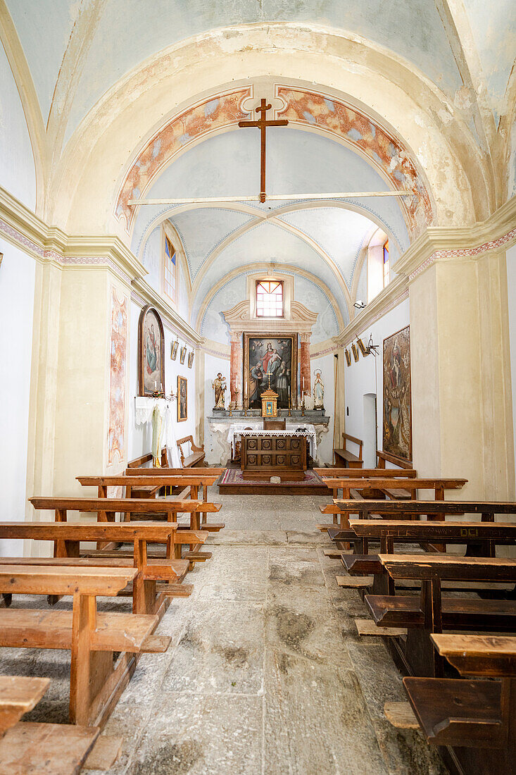 Altar und Gewölbedecke im Inneren der mittelalterlichen Kirche von Crana, Piuro, Valchiavenna, Valtellina, Lombardei, Italien