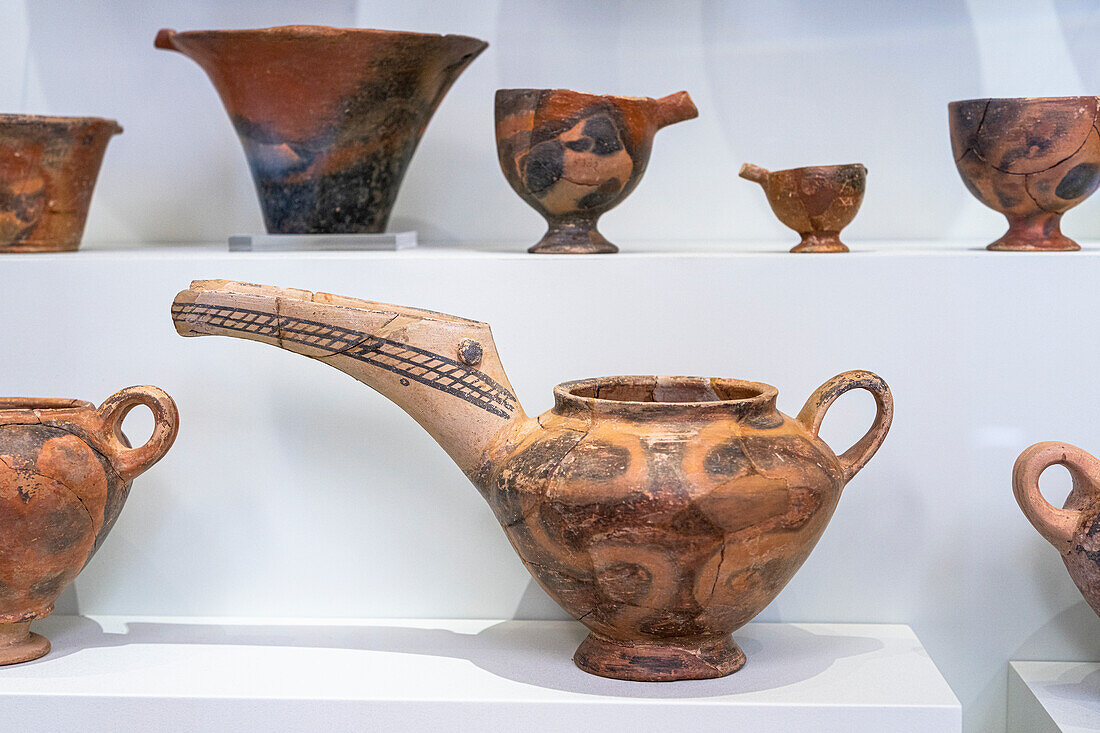 Alte Vasen und Gefäße aus Phaistos und Knossos, Archäologisches Museum Heraklion, Insel Kreta, Griechenland