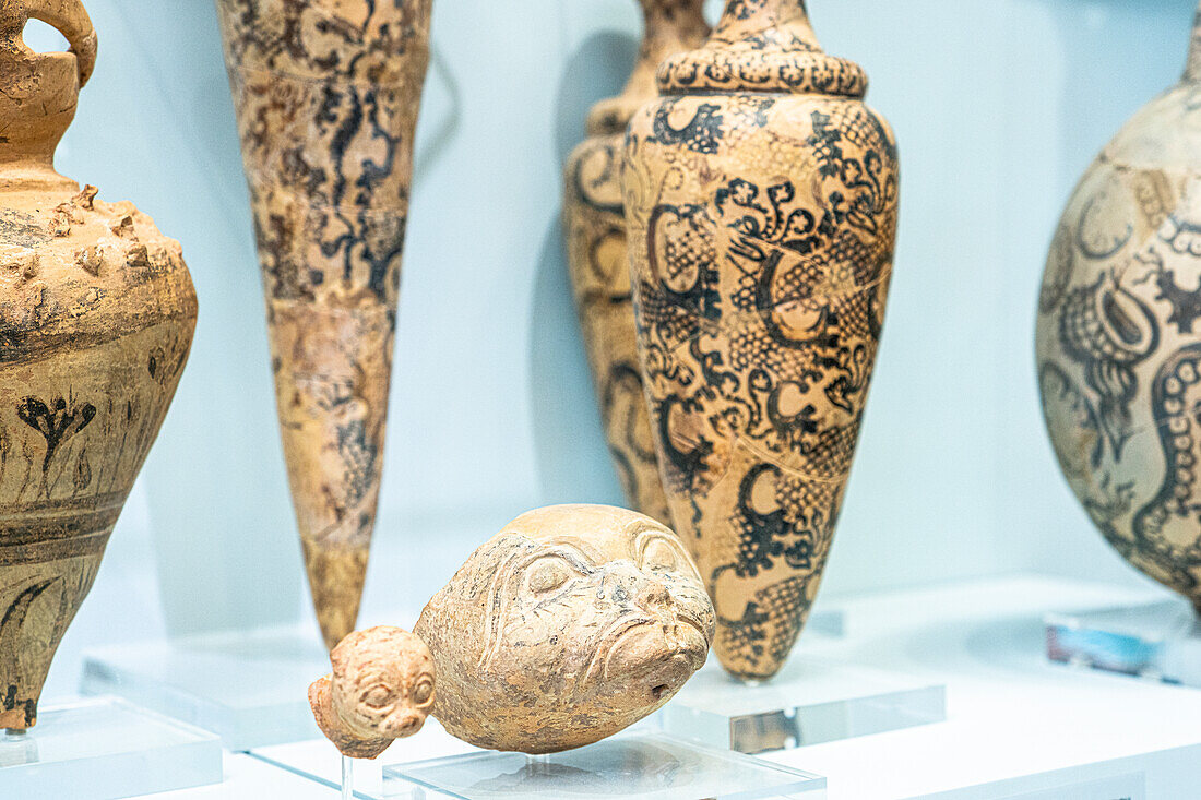 Alte verzierte Vasen aus Phaistos und Knossos, Archäologisches Museum Heraklion, Insel Kreta, Griechenland