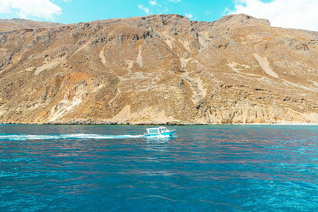 Touristenboot auf dem kristallklaren Meer, Insel Kreta, Griechenland