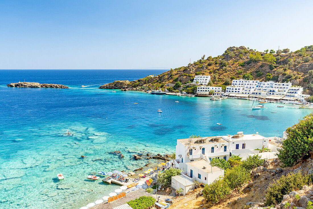 Blick von oben auf die weiß getünchten Gebäude im Dorf Loutro, einem berühmten Touristenort am Meer, Insel Kreta, Griechenland
