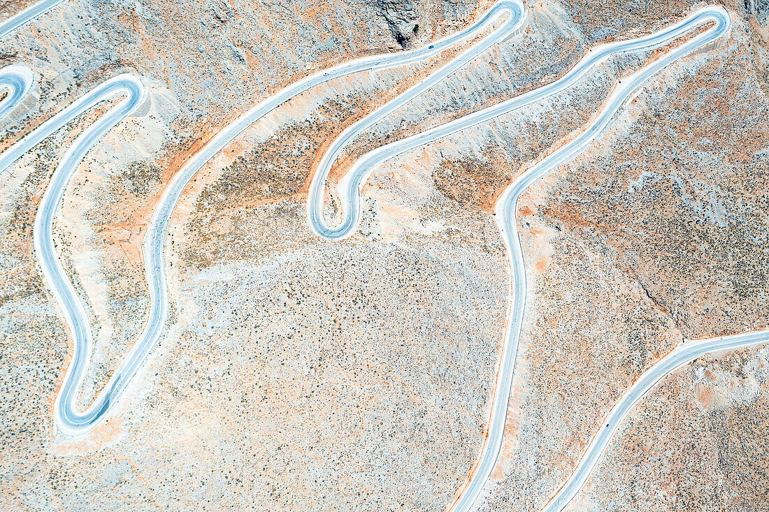 Luftaufnahme einer kurvenreichen Bergstraße, Insel Kreta, Griechenland