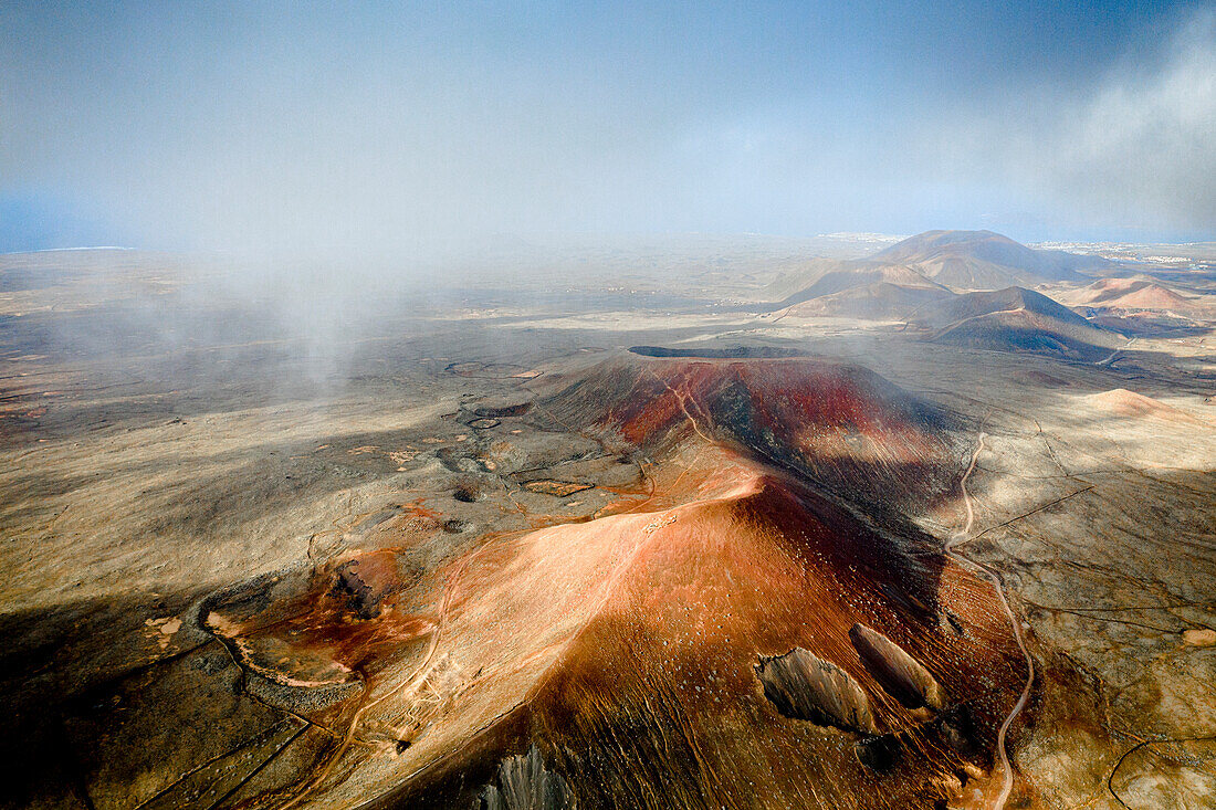 Dramatischer Himmel mit Rauch durch Vulkane, Luftaufnahme, Corralejo, Fuerteventura, Kanarische Inseln, Spanien