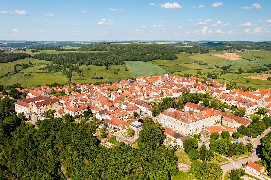 Luftaufnahme von einer Drohne, flavigny sur ozerain, (21) cote-d'or, burgund, frankreich