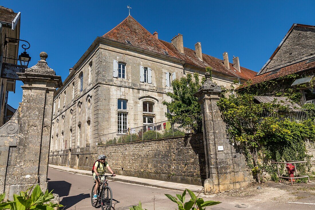 City gate and abbey, flavigny sur ozerain, (21) cote-d'or, burgundy, france