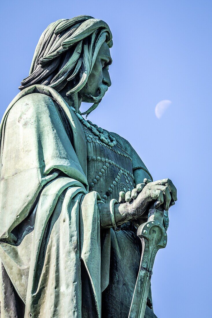 Copper statue of vercingetorix, alise sainte reine, alesia, (21) cote-d'or, bourgogne, france