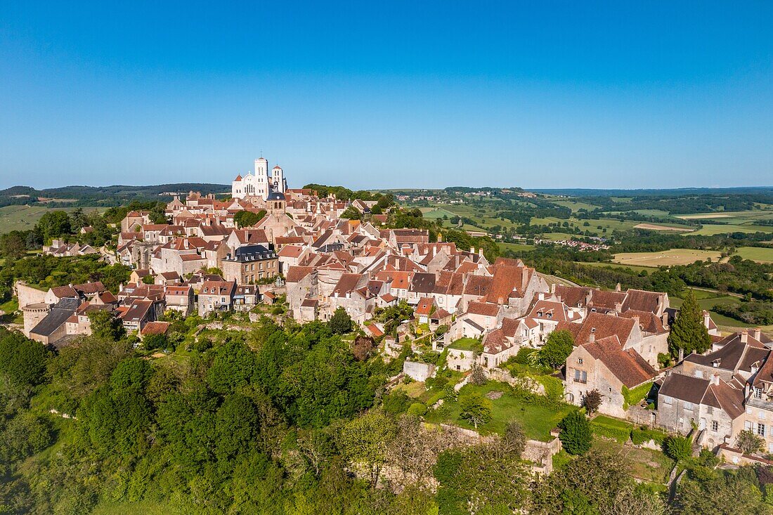 Village and eternal hill of vezelay, (89) yonne, bourgundy, france