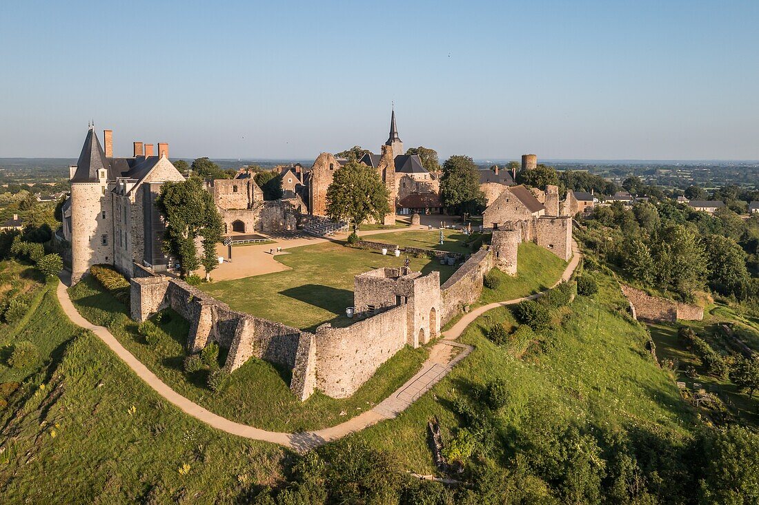 Drohnenansicht, Schloss von Sainte-Suzanne, (53) Mayenne, Departement Loire