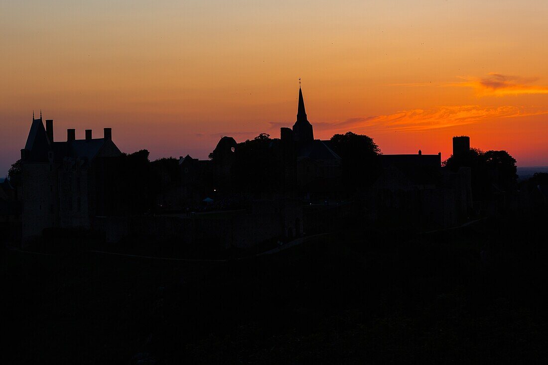Sonnenuntergang über dem Dorf sainte suzanne, (53) mayenne, pays de la loire