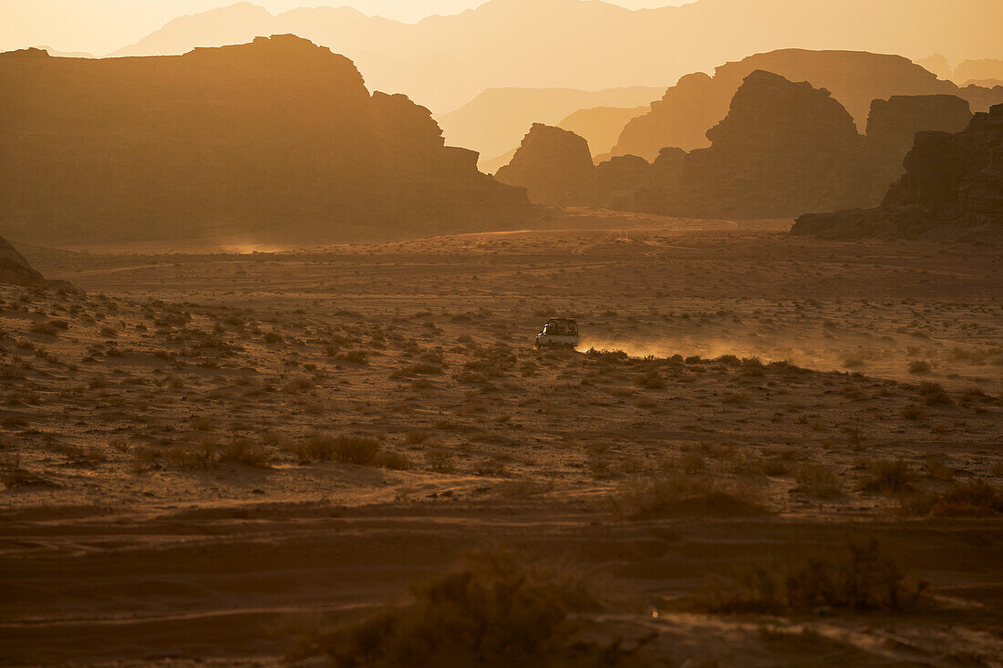 Sonnenuntergang in der Wadi-Rum-Wüste, Jordanien, Naher Osten, Asien