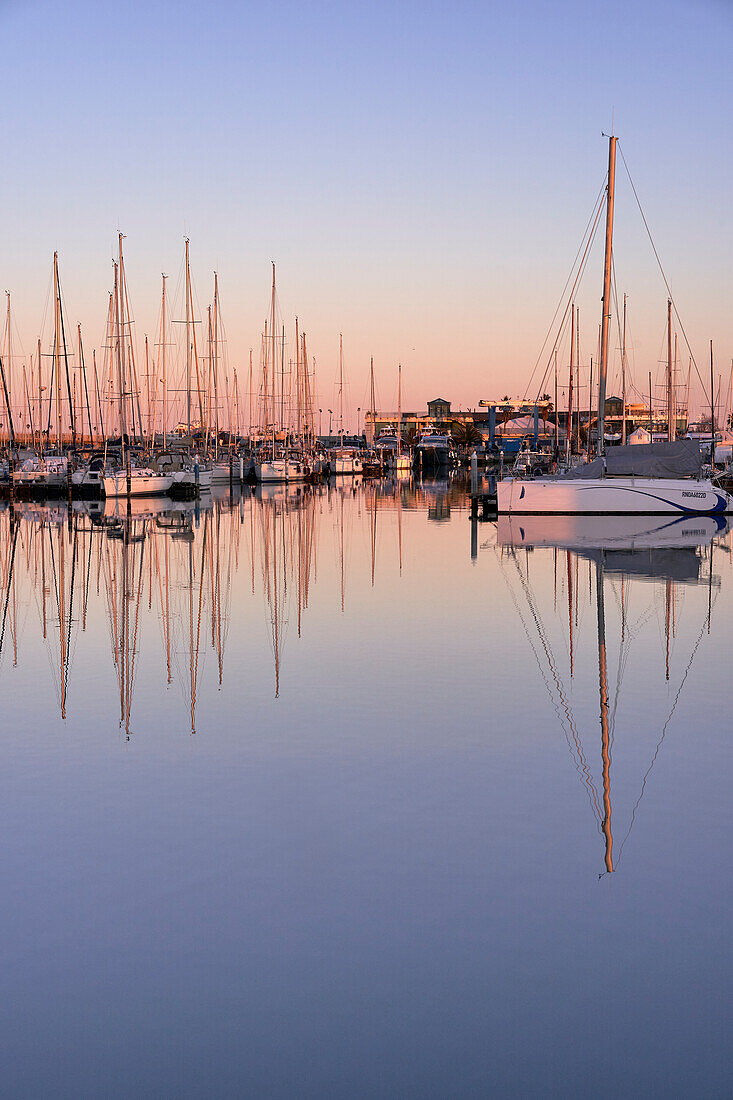 Rosa Spiegelung im Hafen von Fano bei Sonnenuntergang, Pesaro Urbino, Le Marche, Italien