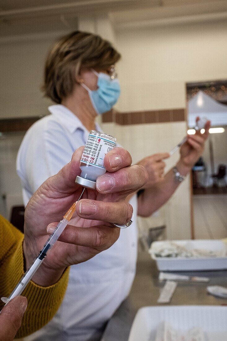 Preparing the doses of the moderna covid 19 vaccine, covid 19 vaccination center, gymnasium, les sables d'olonne, vendee, pays de loire, france, europe