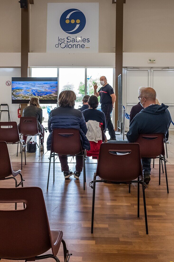 Überwachung nach der Impfung, covid 19 impfzentrum, turnhalle, les sables d'olonne, vendee, pays de loire, frankreich, europa