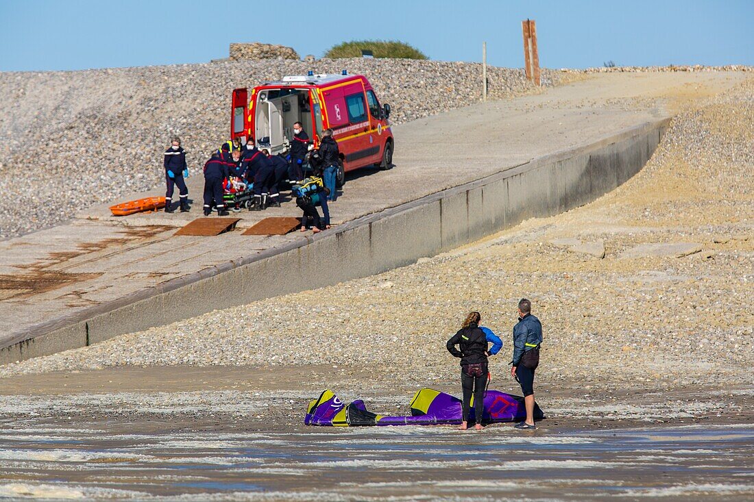 Kitesurf accident, beach ault, somme, picardie, haut de france, france, europe