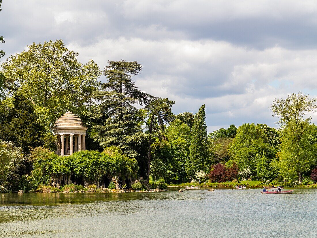 Lake and rotunda, lake daumesnil, bois de vincennes, paris, ile de france, france, europe