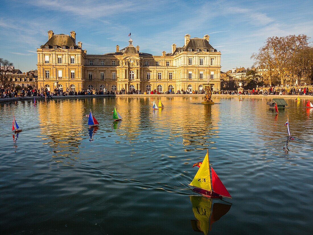 Sailboats in the pond of the luxembourg garden and palace, senate, 6th arrondissement, (75) paris, france, europe