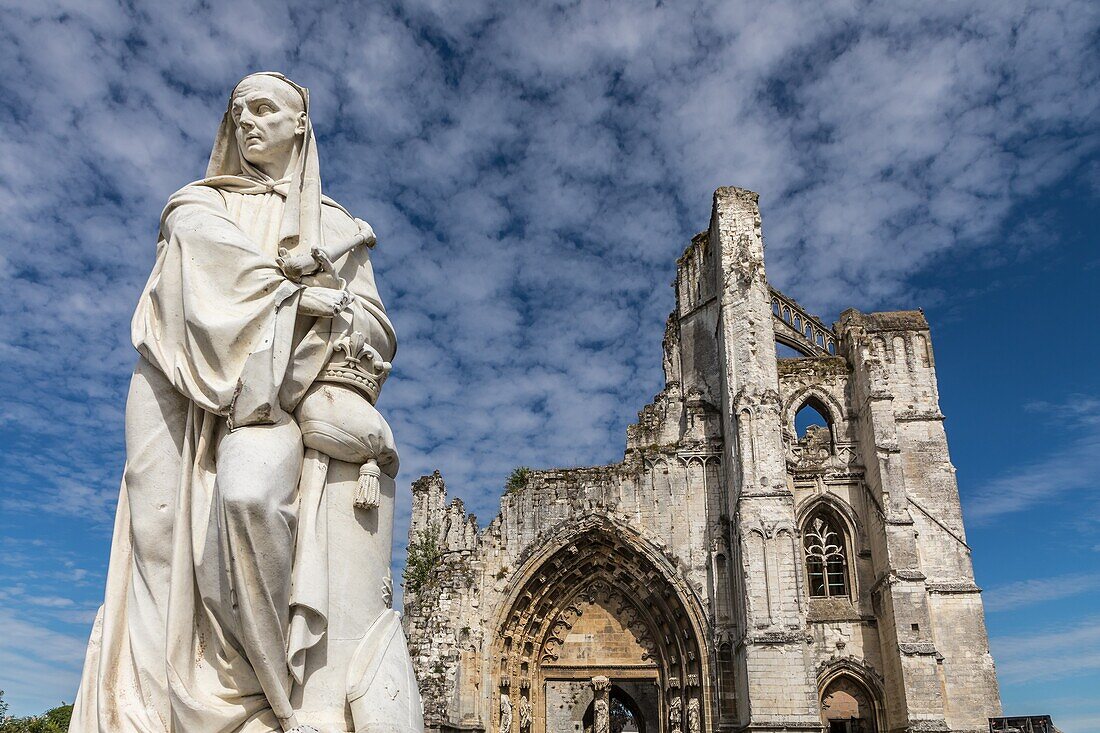 Statue von abt suger, ruinen der abtei saint bertin, saint omer, (62) pas-de-calais, frankreich