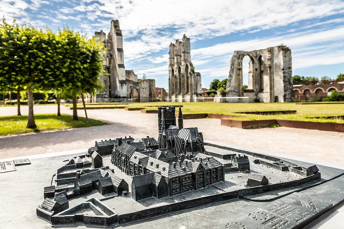 Modell und Ruinen der Abtei Saint-Bertin, Saint-Omer, (62) Pas-de-Calais, Frankreich