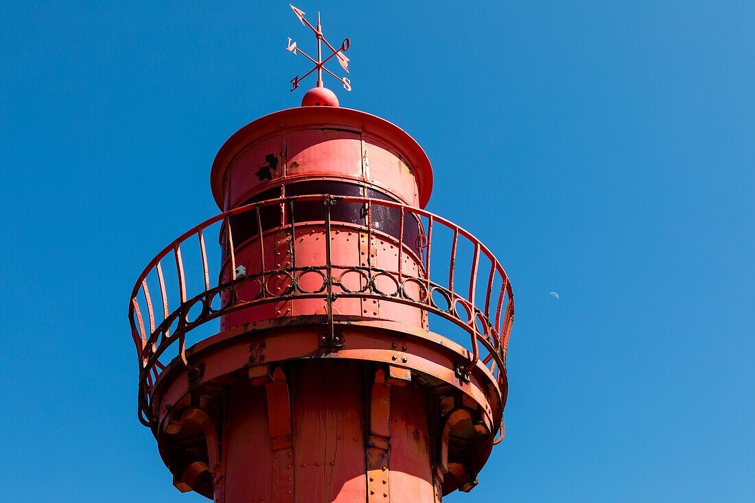 Red lighthouse, north east jetty, boulogne sur mer, (62) pas-de-calais, france