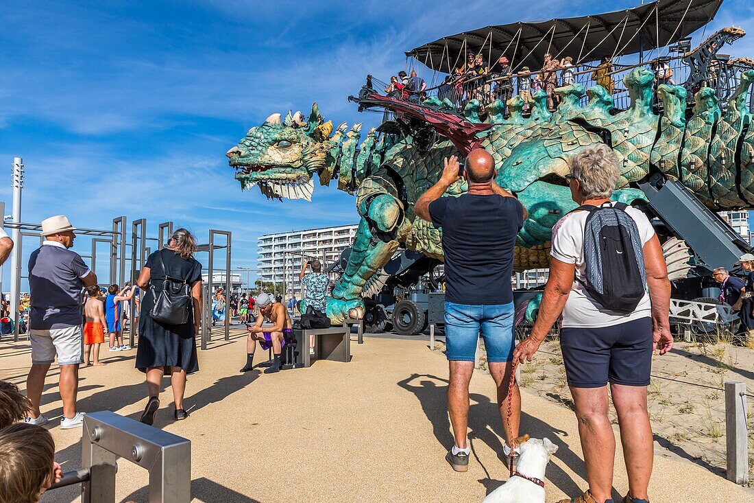 Der drache von calais, gaston berthe deich und der strand von calais, calais, (62) pas-de-calais, frankreich