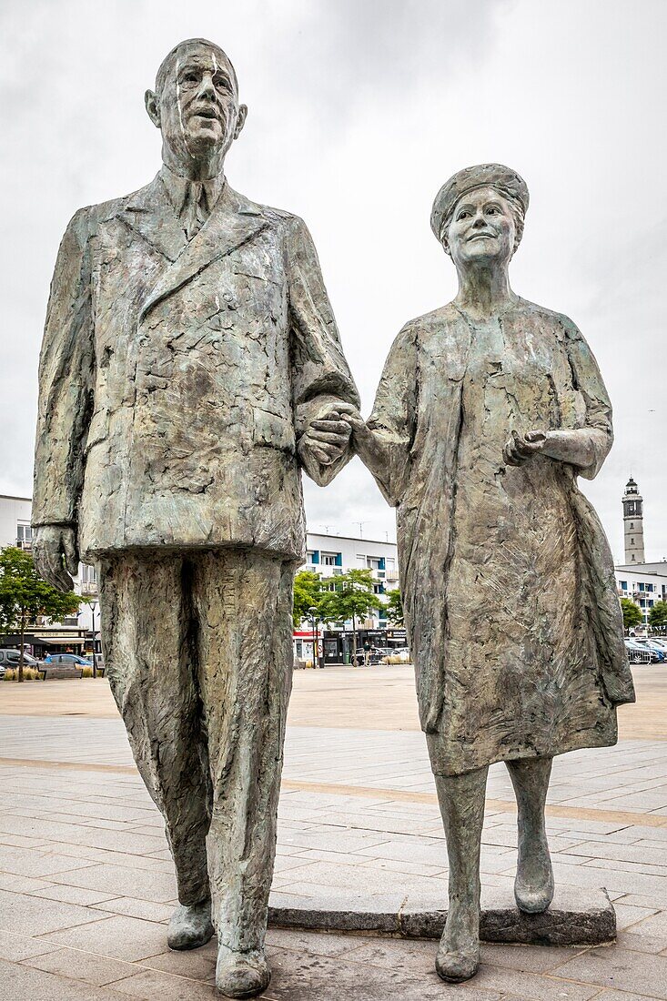 Statue des Ehepaars charles und yvonne de gaulle vendroux von elisabeth cibot, place d'armes, calais, (62) pas-de-calais, frankreich