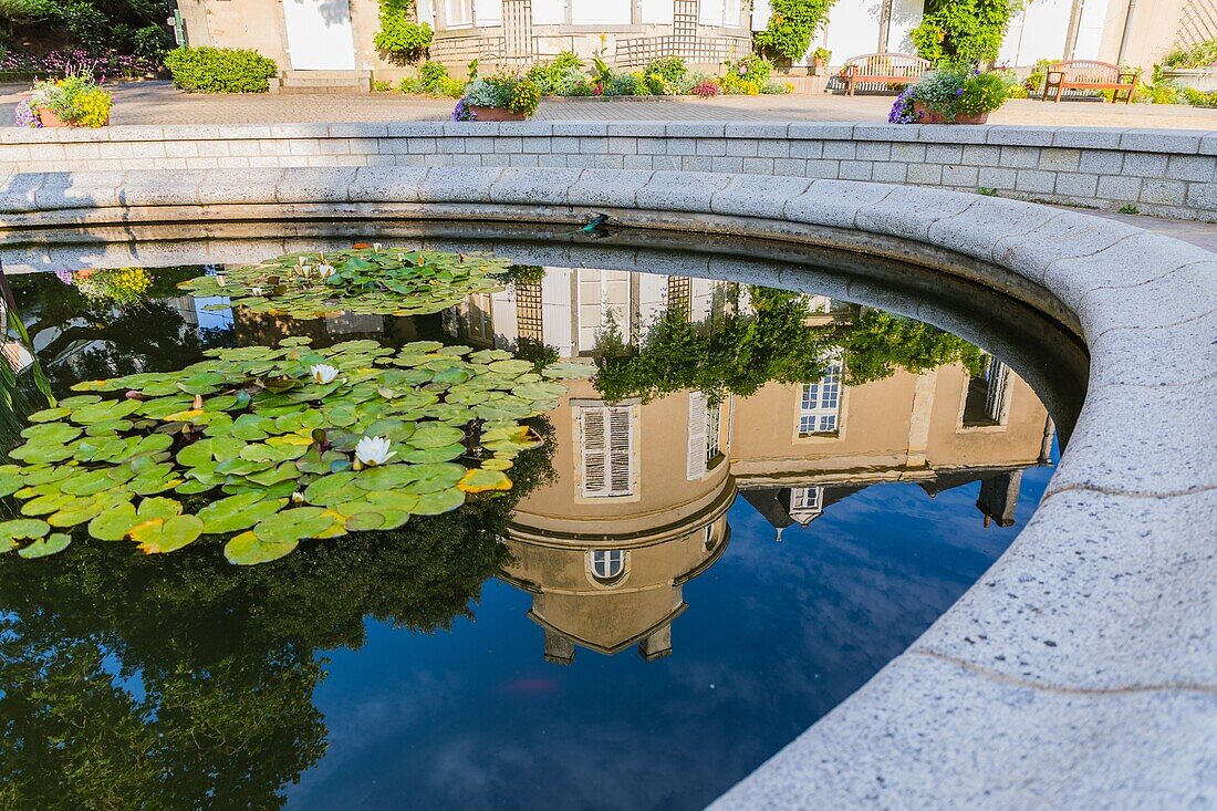 Pavilion in the garden of la perrine, laval, (53) mayenne, pays de la loire