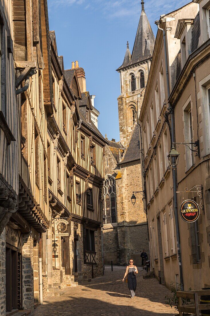 Straße und Sankt-Venerand-Kirche, Laval, (53) mayenne, pays de la loire