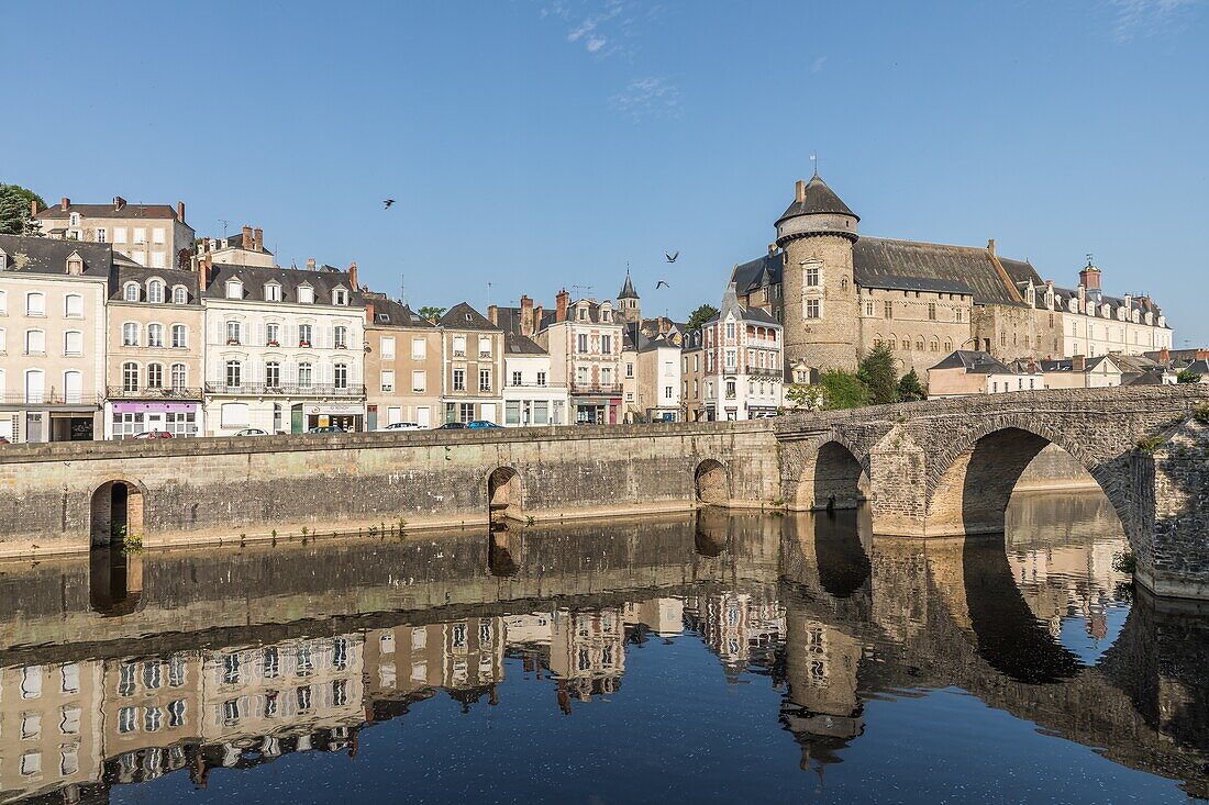 Schloss und Stadt Laval an den Ufern der Mayenne, (53) mayenne, pays de la loire