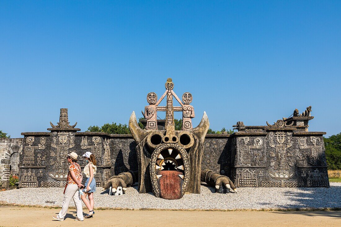 Das Museum Robert Tatin, das Haus des Keramikers, Malers und Bildhauers, der sein Haus und seinen Garten zu einem Ort der Kunst gemacht hat, Cosse le Vivien, (53) Mayenne, Pays de la Loire, Frankreich