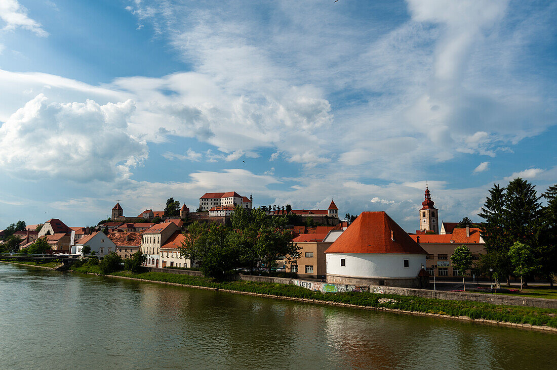 Blick auf Ptuj, die älteste Stadt Sloweniens, an der Drau, Slowenien.
