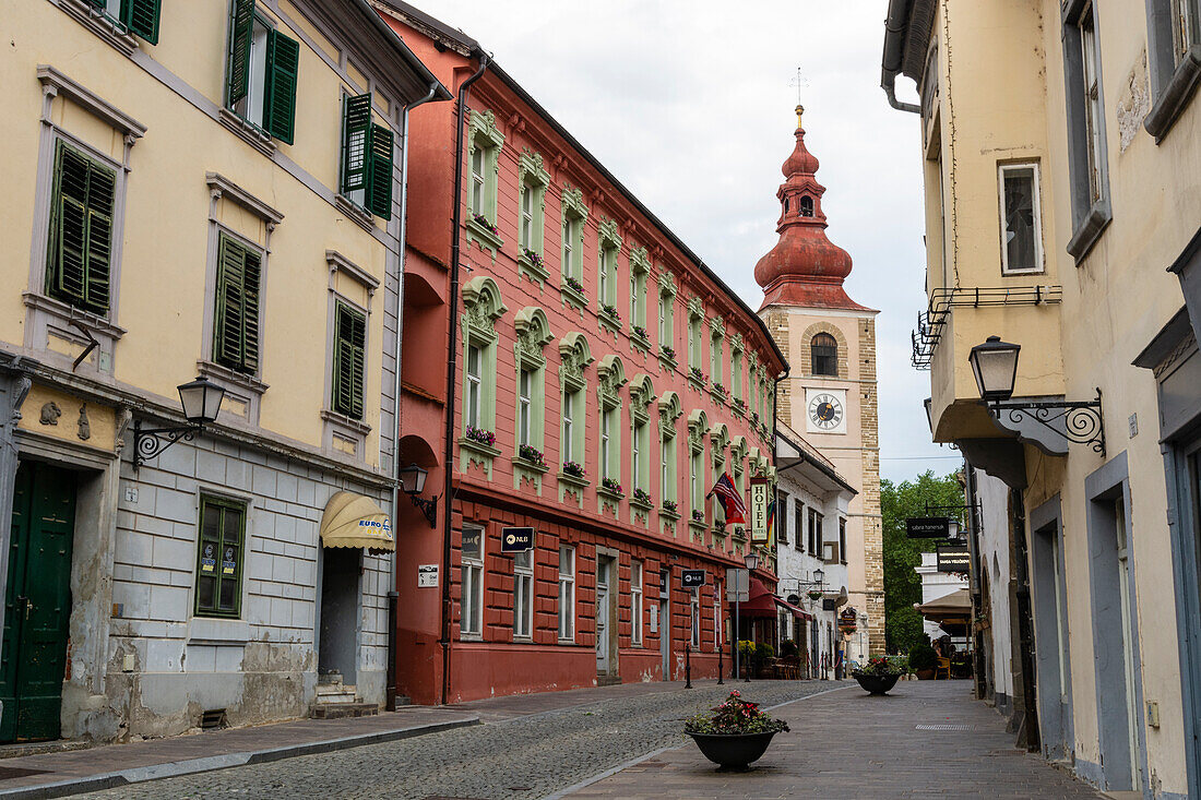 Cankarjeva-Straße und der Stadtturm, Ptuj, Slowenien.