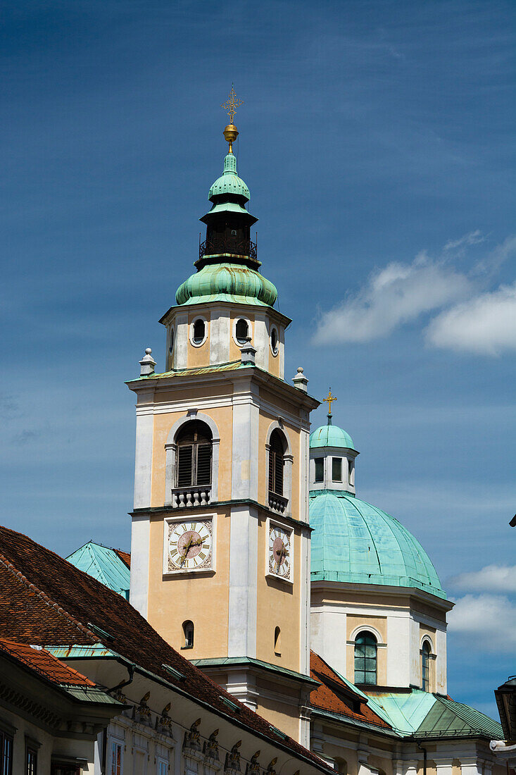 Gebäude auf dem Stadtplatz und die Kathedrale des Heiligen Nikolaus im Hintergrund, Ljubljana, Slowenien.