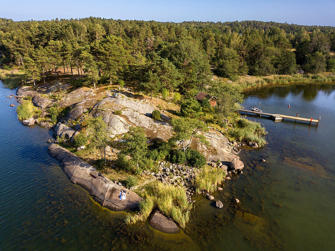 Luftaufnahme typischer Häuser und eines kleinen Hafens auf der Insel Korpo oder Korppoo, an der südwestfinnischen Küste des Turku-Schärengebiets. Die Schärenringstraße oder Saariston rengastie ist voll von Dingen, die man sehen, tun und unternehmen kann. Der Schärenweg kann im oder gegen den Uhrzeigersinn befahren werden. Er beginnt in der historischen Stadt Turku und führt durch ländliche Schärendörfer und erstaunliche Ostseelandschaften. Der Weg kann von Anfang Juni bis Ende August begangen werden.