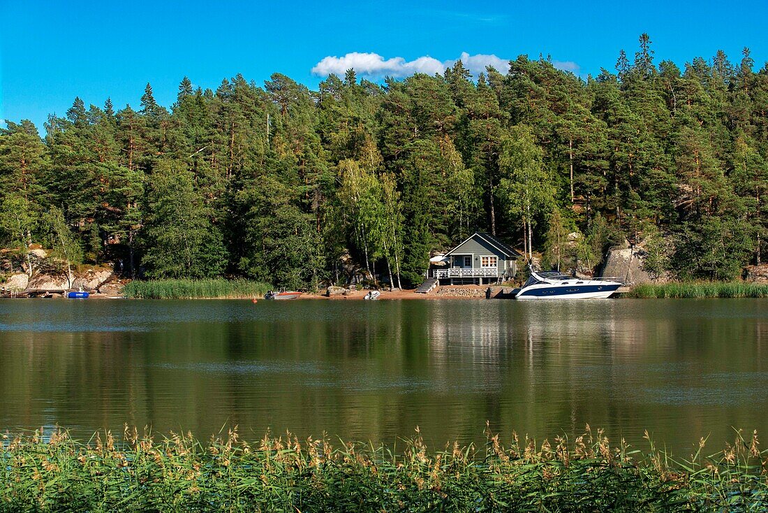 Südwestfinnische Schären bei Kustavin Savipaja. Die Schärenringstraße oder Saariston rengastie ist voll von Dingen, die man sehen, tun und unternehmen kann. Der Schärenweg kann im oder gegen den Uhrzeigersinn befahren werden. Er beginnt in der historischen Stadt Turku und führt durch ländliche Schärendörfer und erstaunliche Ostseelandschaften. Der Weg kann von Anfang Juni bis Ende August begangen werden.