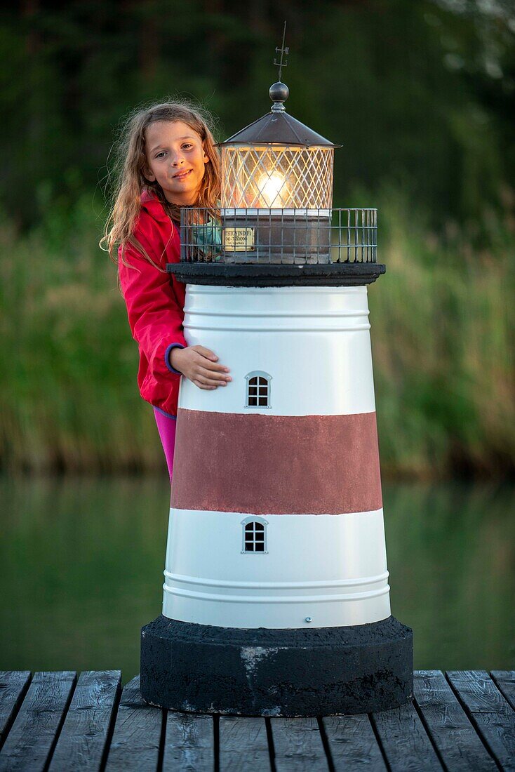 Kleiner Leuchtturm in der Unterkunft Peterzéns Bootshaus in Kustavi in den südwestfinnischen Schären. Die Schärenringstraße oder Saariston rengastie ist voll von Dingen, die man sehen, tun und unternehmen kann. Der Schärenweg kann im oder gegen den Uhrzeigersinn befahren werden. Er beginnt in der historischen Stadt Turku und führt durch ländliche Schärendörfer und erstaunliche Ostseelandschaften. Der Weg kann von Anfang Juni bis Ende August begangen werden.