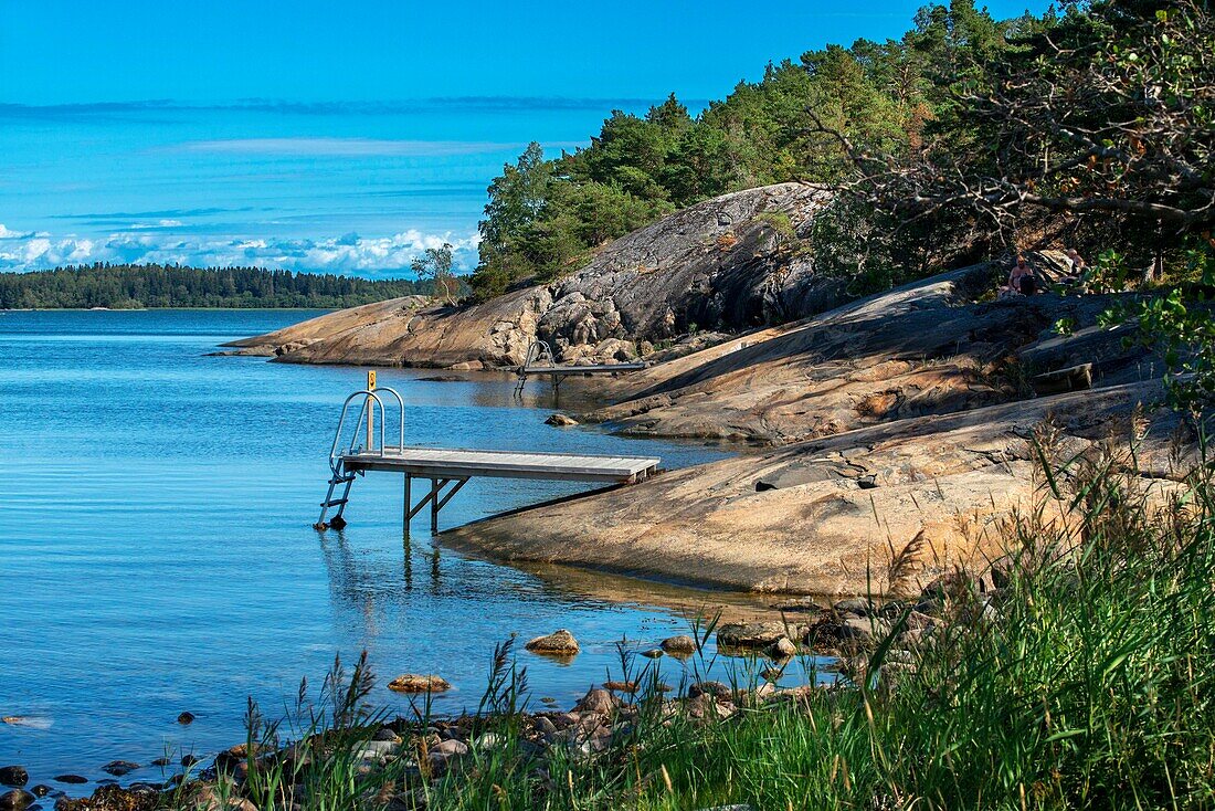 Kleine Piers im Mossala Island Resort in den südwestfinnischen Schären. Die Schärenringstraße oder Saariston rengastie ist voll von Dingen, die man sehen, tun und unternehmen kann. Der Schärenweg kann im oder gegen den Uhrzeigersinn befahren werden. Er beginnt in der historischen Stadt Turku und führt durch ländliche Schärendörfer und erstaunliche Ostseelandschaften. Der Weg kann von Anfang Juni bis Ende August begangen werden.