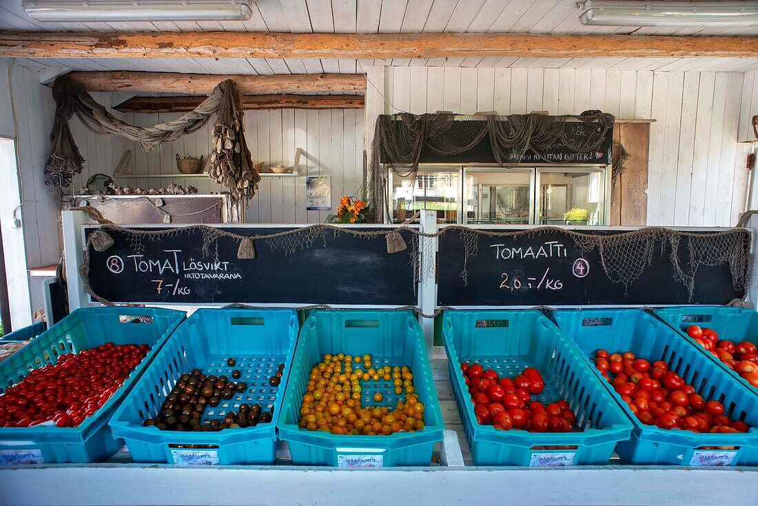 Frische Tomaten auf dem Hof von Isaksson an der Straße zur Korpo-Fähre in Houtskär in allen Farben im Hofladen. Hier gibt es kein Personal, Sie müssen nur Ihr Gemüse abwiegen und den entsprechenden Betrag in die Spardose legen. Südwestfinnische Schären bei Kustavin Savipaja. Auf der Schärenringstraße oder Saariston rengastie gibt es viel zu sehen, zu tun und zu unternehmen. Der Schärenweg kann im oder gegen den Uhrzeigersinn befahren werden. Er beginnt in der historischen Stadt Turku und führt durch ländliche Schärendörfer und erstaunliche Ostseelandschaften. Der Weg kann von Anfang Juni bis E